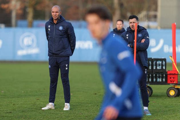Daniel Gordon Karlsruher SC, Co Coach and Sirus Motekallemi Karlsruher SC, Co Coach inspect the players unit, Karlsruher SC Football, 2 Bundesliga, Training, 2025 2026, 09 12 2025, DFL REGULATIONS PROHIBIT ANY USE OF PHOTOGRAPHS AS IMAGE SEQUENCES AND OR QUASI VIDEO, Karlsruher SC Football, 2 Bundesliga, Training, 09 12 2025 Karlsruhe Copyright: xEibner-Pressefoto JanxPrihodax EP_JPA