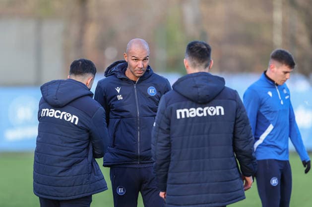 Daniel Gordon Karlsruher SC, Co Coach in exchange with Sirus Motekallemi Karlsruher SC, Co Coach and Christian Eichner Karlsruher SC, Head Coach , Karlsruher SC Football, 2 Bundesliga, Training, 2025 2026, 09 12 2025, DFL REGULATIONS PROHIBIT ANY USE OF PHOTOGRAPHS AS IMAGE SEQUENCES AND OR QUASI VIDEO, Karlsruher SC Football, 2 Bundesliga, Training, 09 12 2025 Karlsruhe Copyright: xEibner-Pressefoto JanxPrihodax EP_JPA