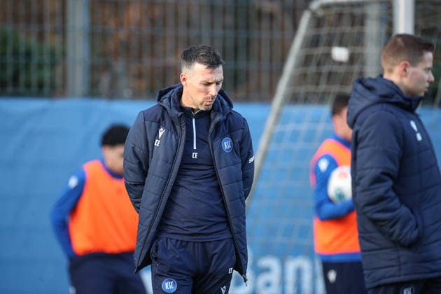 Christian Eichner Karlsruher SC, Head Coach looking thoughtful during training on the pitch, Karlsruher SC Football, 2 Bundesliga, Training, 2025 2026, 09 12 2025, DFL REGULATIONS PROHIBIT ANY USE OF PHOTOGRAPHS AS IMAGE SEQUENCES AND OR QUASI VIDEO, Karlsruher SC Football, 2 Bundesliga, Training, 09 12 2025 Karlsruhe Copyright: xEibner-Pressefoto JanxPrihodax EP_JPA
