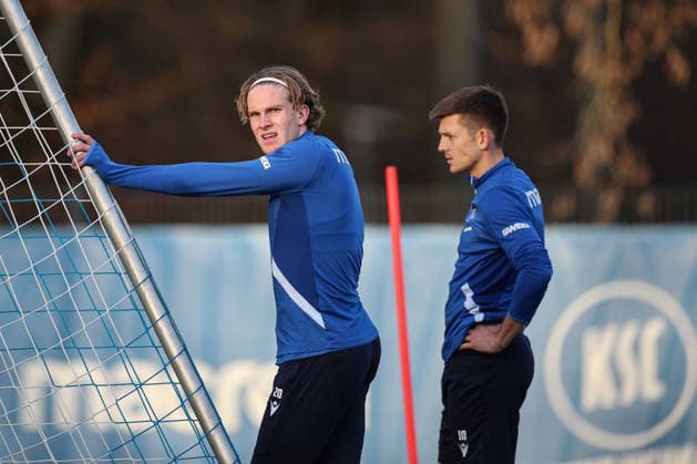 David Herold Karlsruher SC, 20 recovers after a running session Marvin Wanitzek Karlsruher SC, 10 , Karlsruher SC Fussball, 2 Bundesliga, Training, 2025 2026, 09 12 2025, DFL REGULATIONS PROHIBIT ANY USE OF PHOTOGRAPHS AS IMAGE SEQUENCES AND OR QUASI VIDEO, Karlsruher SC Fussball, 2 Bundesliga, Training, 09 12 2025 Karlsruhe Copyright: xEibner-Pressefoto JanxPrihodax EP_JPA