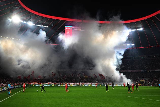 09 12 2025, xjrdrx, Football UEFA Champions League, FC Bayern Muenchen Sporting Lissabon v l Bayern Muenchen München, Fans, Atmosphere, Scarves, Emotions, Spectators, Visitors, Ultras, Schickeria zuenden Pyrotechnics, Benglos, Smoke, Fog, Fireworks DFL DFB REGULATIONS PROHIBIT ANY USE OF PHOTOGRAPHS as IMAGE SEQUENCES and or QUASI VIDEO Muenchen