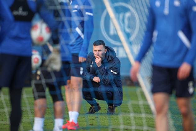 Christian Eichner Karlsruher SC, Head Coach examines the actions of his players while squatting, Karlsruher SC Football, 2 Bundesliga, Training, 2025 2026, 09 12 2025, DFL REGULATIONS PROHIBIT ANY USE OF PHOTOGRAPHS AS IMAGE SEQUENCES AND OR QUASI VIDEO, Karlsruher SC Football, 2 Bundesliga, Training, 09 12 2025 Karlsruhe Copyright: xEibner-Pressefoto JanxPrihodax EP_JPA