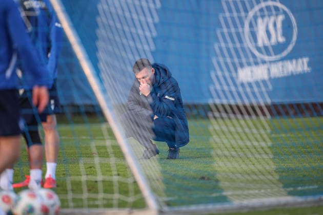 Christian Eichner Karlsruher SC, Head Coach looking thoughtful during training, Karlsruher SC Football, 2 Bundesliga, Training, 2025 2026, 09 12 2025, DFL REGULATES PROHIBIT ANY USE OF PHOTOGRAPHS AS IMAGE SEQUENCES AND OR QUASI VIDEO, Karlsruher SC Football, 2 Bundesliga, Training, 09 12 2025 Karlsruhe Copyright: xEibner-Pressefoto JanxPrihodax EP_JPA