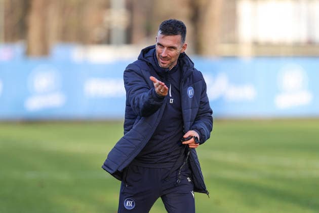 Christian Eichner Karlsruher SC, Head Coach with instructions during training, Karlsruher SC Football, 2 Bundesliga, Training, 2025 2026, 09 12 2025, DFL REGULATIONS PROHIBIT ANY USE OF PHOTOGRAPHS AS IMAGE SEQUENCES AND OR QUASI VIDEO, Karlsruher SC Football, 2 Bundesliga, Training, 09 12 2025 Karlsruhe Copyright: xEibner-Pressefoto JanxPrihodax EP_JPA
