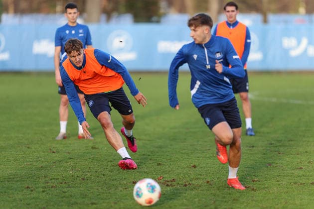Paul Scholl Karlsruher SC, 15 in duel with Mateo Kritzer Karlsruher SC, 34 , Karlsruher SC Football, 2 Bundesliga, Training, 2025 2026, 09 12 2025, DFL REGULATIONS PROHIBIT ANY USE OF PHOTOGRAPHS AS IMAGE SEQUENCES AND OR QUASI VIDEO, Karlsruher SC Football, 2 Bundesliga, Training, 09 12 2025 Karlsruhe Copyright: xEibner-Pressefoto JanxPrihodax EP_JPA