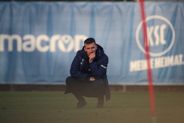 Christian Eichner Karlsruher SC, Head Coach looking thoughtful during training in the afternoon, Karlsruher SC Football, 2 Bundesliga, Training, 2025 2026, 09 12 2025, DFL REGULATIONS PROHIBIT ANY USE OF PHOTOGRAPHS AS IMAGE SEQUENCES AND OR QUASI VIDEO, Karlsruher SC Football, 2 Bundesliga, Training, 09 12 2025 Karlsruhe Copyright: xEibner-Pressefoto JanxPrihodax EP_JPA