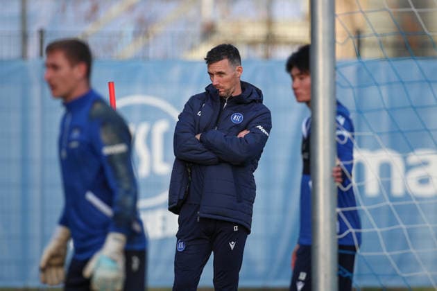 Christian Eichner Karlsruher SC, Head Coach , Karlsruher SC Football, 2 Bundesliga, Training, 2025 2026, 09 12 2025, DFL REGULATIONS PROHIBIT ANY USE OF PHOTOGRAPHS AS IMAGE SEQUENCES AND OR QUASI VIDEO, Karlsruher SC Football, 2 Bundesliga, Training, 09 12 2025 Karlsruhe Copyright: xEibner-Pressefoto JanxPrihodax EP_JPA