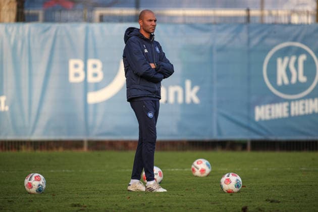 The new member of the coaching team Daniel Gordon Karlsruher SC, Co Trainer , Karlsruher SC Football, 2 Bundesliga, Training, 2025 2026, 09 12 2025, DFL REGULATIONS PROHIBIT ANY USE OF PHOTOGRAPHS AS IMAGE SEQUENCES AND OR QUASI VIDEO, Karlsruher SC Football, 2 Bundesliga, Training, 09 12 2025 Karlsruhe Copyright: xEibner-Pressefoto JanxPrihodax EP_JPA