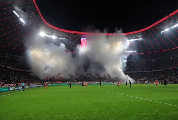 Football, Men, Champions League, Season 2025 2026, FC Bayern Munich Sporting Lisbon, Matchday 6, Allianz Arena Bengalo, Pyro at the Ultras FC Bayern Fans in the South Curve, Burning, Smoke, Fire, Smoke, Smoke development, Fog