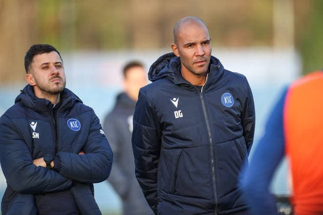 Sirus Motekallemi Karlsruher SC, Co Coach and Daniel Gordon Karlsruher SC, Co Coach at the speech of Christian Eichner Karlsruher SC, Head Coach , Karlsruher SC Football, 2 Bundesliga, Training, 2025 2026, 09 12 2025, DFL REGULATIONS PROHIBIT ANY USE OF PHOTOGRAPHS AS IMAGE SEQUENCES AND OR QUASI VIDEO, Karlsruher SC Football, 2 Bundesliga, Training, 09 12 2025 Karlsruhe Copyright: xEibner-Pressefoto JanxPrihodax EP_JPA