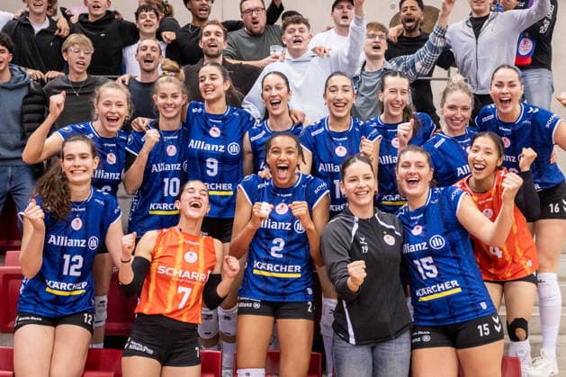 MTV Stuttgart team cheering with fans GER, Allianz MTV Stuttgart SSC Palmberg Schwerin, Volleyball Bundesliga, VBL, DVV Cup semi-finals, 2025 2026 season, 09 12 2025 GER, Allianz MTV Stuttgart SSC Palmberg Schwerin, Volleyball Bundesliga, VBL, DVV Cup semi-finals, 2025 2026 season, 09 12 2025 Stuttgart Copyright: xSandyxDinkelackerx EP_SDR
