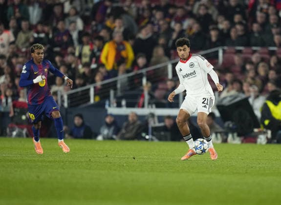 09 12 2025, xslx, Football UEFA Champions League, FC Barcelona Eintracht Frankfurt v l Lamine Yamal FC Barcelona , Nathaniel Brown Eintracht Frankfurt Barcelona