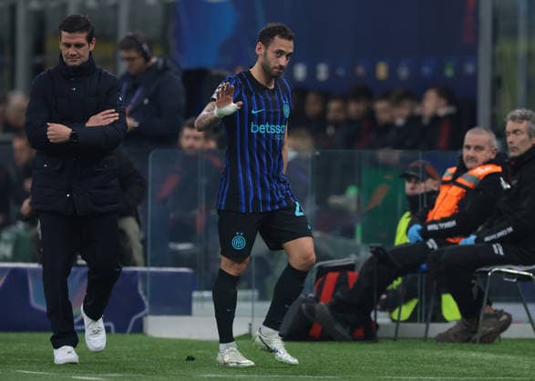 Milan, Italy, 9th December 2025. Hakan Calhanoglu of FC Internazionale reacts as he is substituted due to injury in the Internazionale vs Liverpool UEFA Champions League match at Giuseppe Meazza, Milan. Picture credit should read: Jonathan Moscrop Sportimage EDITORIAL USE ONLY. No use with unauthorised audio, video, data, fixture lists, club league logos or live services. Online in-match use limited to 120 images, no video emulation. No use in betting, games or single club league player publications. SPI_021_JM_INTER_LIVERPOOL_UCL SPI-4324-0021