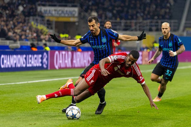 Football - UEFA Champions League - League Phase - Internazionale Milano v Liverpool FC MILAN, ITALY - Tuesday, December 9, 2025: Liverpool s Alexander Isak is challenged by Internazionale Milano s Henrikh Mkhitaryan during the UEFA Champions League game between Internazionale Milano and Liverpool FC at the Stadio San Siro. (Photo by David Rawcliffe Propaganda) ITALY Stadio San Siro LOMBARDY ITALY  Copyright: xDavidxRawcliffex P2025-12-09-Inter_Liverpool-13