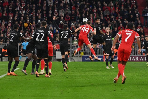 09 12 2025, xjrdrx, Football UEFA Champions League, FC Bayern Muenchen Sporting Lisbon v l Eduardo Quaresma Sporting Lisbon Josip Stanisic FC Bayern Muenchen Zweikampf, Aktion, action, battle for the ball DFL DFB REGULATIONS PROHIBIT ANY USE OF PHOTOGRAPHS as IMAGE SEQUENCES and or QUASI VIDEO Muenchen