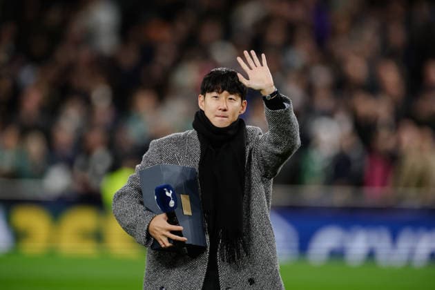 Champions League 2025 26 League Stage Tottenham v Slavia Prague Tottenham Hotspur Stadium 09.12.2025 Son-Heung-Min pays tribute to Tottenham fans Champions League 2025 26 League Stage Tottenham v Slavia Prague Tottenham Hotspur Stadium 09.12.2025 Photograph By Marc Aspland The Times  Copyright: xMarcxAsplandx NINTCHDBPICT001044576327