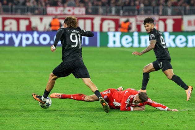 Soccer Champions League Matchday 6 FC Bayern Munich Sporting Lisbon on 09 12 2025 at the Allianz Arena in Munich Fotis Ioannidis Lisbon , left Leon Goretzka Munich , below xMSx