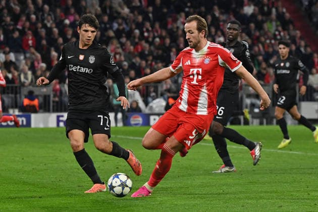 09 12 2025, xjrdrx, Football UEFA Champions League, FC Bayern Muenchen Sporting Lisbon v l Eduardo Quaresma Sporting Lisbon Harry Kane FC Bayern Muenchen Zweikampf, Aktion, action, battle for the ball DFL DFB REGULATIONS PROHIBIT ANY USE OF PHOTOGRAPHS as IMAGE SEQUENCES and or QUASI VIDEO Muenchen