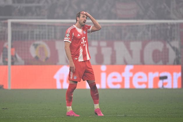 09 12 2025, xjrdrx, Football UEFA Champions League, FC Bayern Muenchen Sporting Lissabon v l Harry Kane FC Bayern Muenchen im Rauch Nebel der Pyrotechnik DFL DFB REGULATIONS PROHIBIT ANY USE OF PHOTOGRAPHS as IMAGE SEQUENCES and or QUASI VIDEO Muenchen