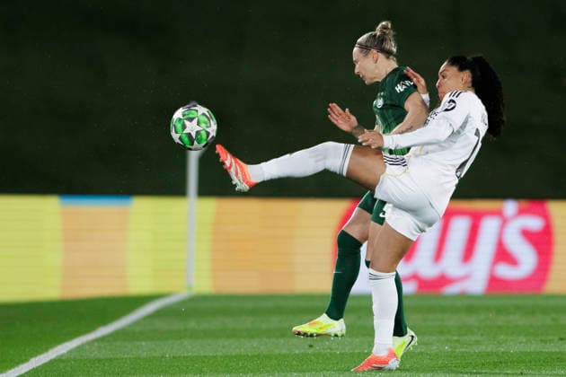 UEFA Women s Champions League - Real Madrid vs VfL Wolfsburg MADRID, SPAIN -December 9:Yasmim of Real Madrid and Svenja Huth of Wolfsburg fight for the ball during the UEFA Women s Champions League match between Real Madrid and VfL Wolfsburg at Alfredo Di Stefano stadium in Madrid.(Photo by Guillermo Martinez f22photo) Madrid Alfredo Di Stefano Stadium Spain Copyright: xGuillermoxMartinezx