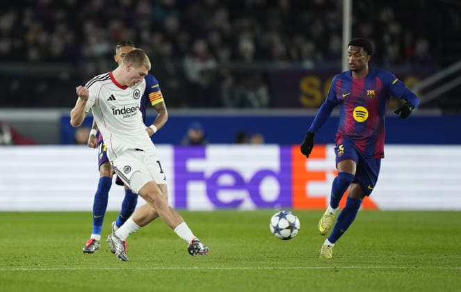 09 12 2025, xslx, Football UEFA Champions League, FC Barcelona Eintracht Frankfurt v l Raphinha FC Barcelona , Rasmus Kristensen Eintracht Frankfurt , Alejandro Balde FC Barcelona Barcelona