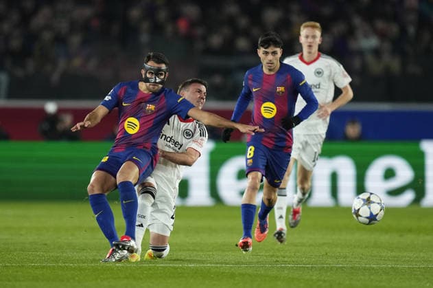 09 12 2025, xslx, Football UEFA Champions League, FC Barcelona Eintracht Frankfurt v l Eric Garcia FC Barcelona , Mario Götze Goetze Eintracht Frankfurt Barcelona