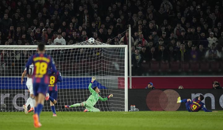 09.12.2025, xslx, Fussball UEFA Champions League, FC Barcelona, Barca - Eintracht Frankfurt v.l. Michael Zetterer (Eintracht Frankfurt),Robert Lewandowski (FC Barcelona) Goal scored, erzielt das Tor zum ABSEITS Barcelona *** 09 12 2025, xslx, Football UEFA Champions League, FC Barcelona Eintracht Frankfurt v l Michael Zetterer Eintracht Frankfurt ,Robert Lewandowski FC Barcelona Goal scored, scored the goal to ABSEITS Barcelona