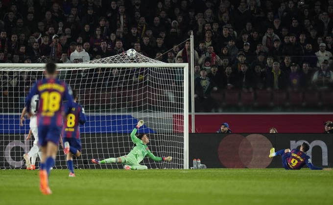 09 12 2025, xslx, Football UEFA Champions League, FC Barcelona Eintracht Frankfurt v l Michael Zetterer Eintracht Frankfurt ,Robert Lewandowski FC Barcelona Goal scored, scored the goal to ABSEITS Barcelona
