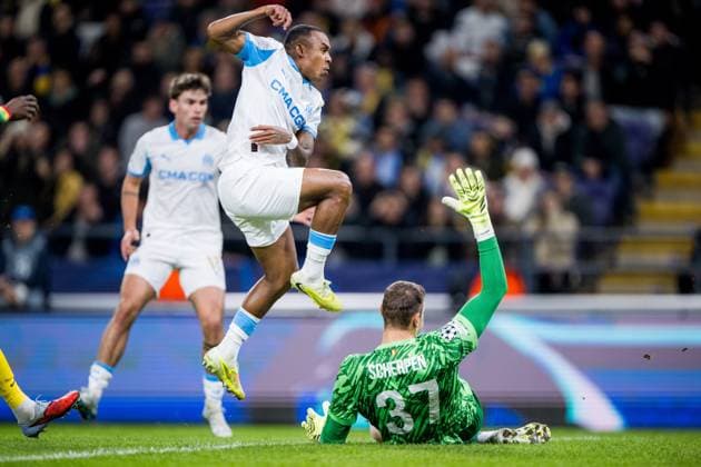 Union s goalkeeper Kjell Scherpen and Marseille s Igor Paixao scores a goal during a soccer game between Belgian Royale Union Saint-Gilloise and French Olympique de Marseille, on Tuesday 09 December 2025 in Brussels, on the sixth day of the League phase of the UEFA Champions League tournament. JASPERxJACOBS  x147743581x