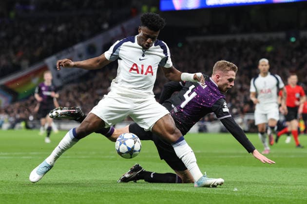 Tottenham gegen Slavia Praha 9. Dezember 2025, London Champions League Fußball Tottenham Hotspur gegen SK Slavia Praha Mohammed Kudus von Tottenham Hotspur und David Zima von Slavia Praha Foto Charlotte Wilson Abseits London UK  Copyright: xCharlottexWilsonx xOffsidexOffside