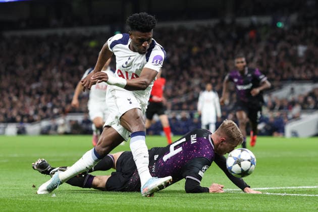 Tottenham gegen Slavia Praha 9. Dezember 2025, London Champions League Fußball Tottenham Hotspur gegen SK Slavia Praha Mohammed Kudus von Tottenham Hotspur und David Zima von Slavia Praha Foto Charlotte Wilson Abseits London UK  Copyright: xCharlottexWilsonx xOffsidexOffside