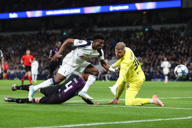Tottenham gegen Slavia Praha 9. Dezember 2025, London Champions League Fußball Tottenham Hotspur gegen SK Slavia Praha Mohammed Kudus von Tottenham Hotspur, David Zima von Slavia Praha und Slavia Praha Torwart Jindrich Stanek Foto Charlotte Wilson Abseits London UK  Copyright: xCharlottexWilsonx xOffsidexOffside