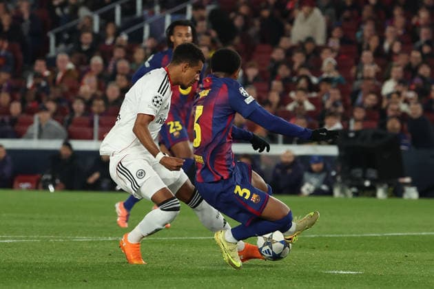FBL SPA CL FC Barcelona Eintracht Frankfurt Ansgar Knauff Eintracht Frankfurt scored 0 1 goal, Alejandro Balde FC Barcelona during the Champions League phase Matchday 6 football match between FC Barcelona Eintracht Frankfurt an Camp Nou Barcelona, on December 09, 2025 Copyright: JoaquimxFerreira