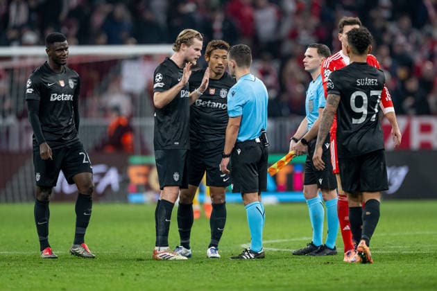 Morten Hjulmand Sporting Lisbon, 42 and Hidemasa Morita Sporting Lisbon, 5 discuss with Nicholas Walsh Referee Referee, Scotland Scotland after the match, right Luis Suarez Sporting Lisbon, 97 and Leon Goretzka FC Bayern Muenchen, 8 GER, FC Bayern Muenchen vs Sporting Lisbon SCP, Football, Champions League, League Phase 6 Matchday, Season 2025 2026, 09 12 2025 DFL DFB REGULATIONS PROHIBIT ANY USE OF PHOTOGRAPHS as IMAGE SEQUENCES and or QUASI VIDEO GER, FC Bayern Muenchen vs Sporting Lisbon SCP, Football, Champions League, League Phase 6 Matchday, Season 2025 2026, 09 12 2025 Muenchen Copyright: xEibner-Pressefoto HeikexFeinerx EP_HFR