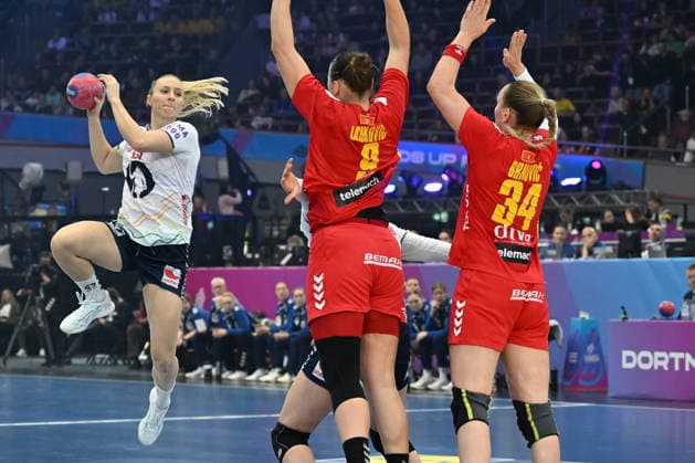GER, Dortmund, 27th Wommens World Championship 2025, Quarter Finals Quater Finals Norway Norway NOR vs Montenegro MNO 09 12 2025, Westfalenhalle, Dortmund, GER, Dortmund, 27th Wommens World Championship 2025, Quarter Finals Quater Finals Norway Norway NOR vs Montenegro MNO , in the picture Henny Ella REISTAD NOR 25 , in front of Durdina JAUKOVIÄÜ MNE 9 , Tatjana BRNOVIÄÜ MNE 34 , nordphotoxGmbHx xMeuter nph00351
