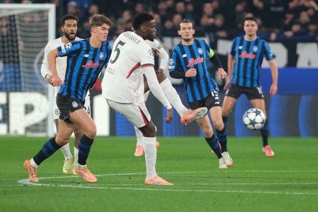 Benoit Badiashile of Chelsea Football Club during the UEFA Champions League 2025 2026, League Phase MD6 football match between Atalanta BC and Chelsea Football Club at New Balance Arena on December 6, 2025, Bergamo, Italy.  Copyright: xRobertoxTommasini IPAxSportx xipa-agency.netx xx IPA_68960463 IPA_Agency_IPA68960463
