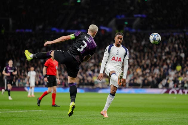 Champions League 2025 26 League Stage Tottenham v Slavia Prague Tottenham Hotspur Stadium 09.12.2025 Wilson Odobert of Tottenham Hotspur and Tom¿s Holes of Slavia Prague Champions League 2025 26 League Stage Tottenham v Slavia Prague Tottenham Hotspur Stadium 09.12.2025 Photograph By Marc Aspland The Times  Copyright: xMarcxAsplandx NINTCHDBPICT001044578150