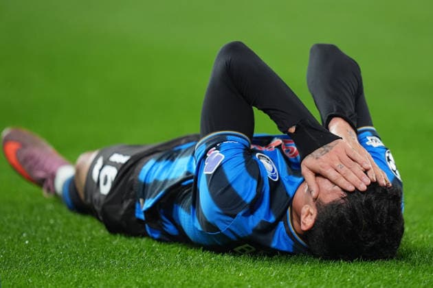 Atalanta s Raoul Bellanova injured during the Uefa Champions League soccer match between Atalanta and Chelsea at the New Balance Arena in Bergamo , north Italy - Wednesday , December 9 , 2025. - Soccer .  Copyright: xSpada LaPressex