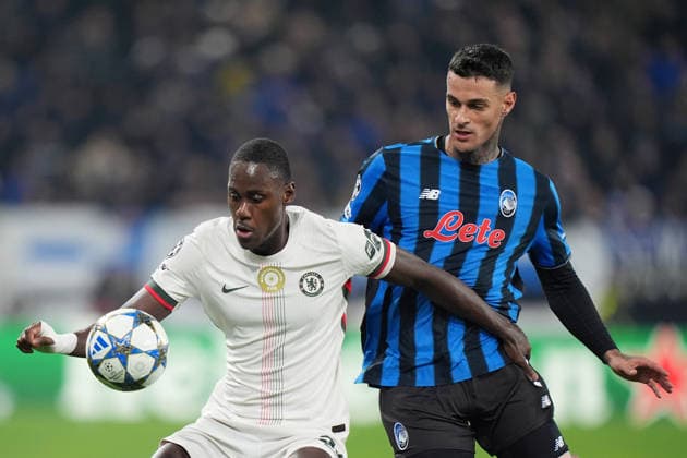 Chelsea s Trevoh Chalobah fights for the ball with Atalanta™s Gianluca Scamacca during the Uefa Champions League soccer match between Atalanta and Chelsea at the New Balance Arena in Bergamo , north Italy - Wednesday , December 9 , 2025. - Soccer .  Copyright: xSpada LaPressex