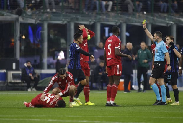 Referee showing a yellow card to Lautaro Martinez of FC Inter during the Uefa Champions League,, 2025 26 season, football match between Inter FC and FC Liverpool, on 09 December 2025 at â?? Giuseppe Meazza Stadium, San Siro, Milan, Italy. Photo Nderim KACELI  Copyright: xNderimxKaceli IPAxSportx xipa-agency.netx xx IPA_68960666 IPA_Agency_IPA68960666