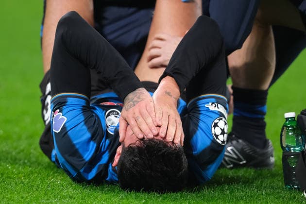 Raoul Bellanova of Atalanta BC 1907 is injured during the UEFA Champions League 2025 2026, League Phase MD6 football match between Atalanta BC and Chelsea Football Club at New Balance Arena on December 6, 2025, Bergamo, Italy.  Copyright: xRobertoxTommasini IPAxSportx xipa-agency.netx xx IPA_68960719 IPA_Agency_IPA68960719