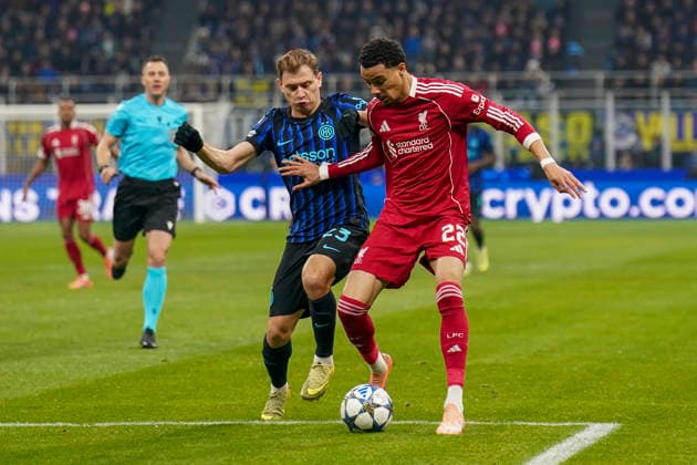 Inter Milan v Liverpool, UEFA Champions League Liverpool forward Hugo Ekitike (22) and Inter Milan midfielder NicolÃ² Barella (23) during the Inter Milan v Liverpool UEFA Champions League 2025 26 League Phase MD6 match at the San Siro Stadium, Milan, Italy on 9 December 2025 Credit: Robbie Hoad Every Second Media Editorial use only. All images are copyright Every Second Media Limited. No images may be reproduced without prior permission. Copyright: xIMAGO EveryxSecondxMediax ESM-1702-0015 RobbiexHoadx xEveryxSecondxMediax