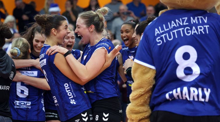 BAU 09 12 2025 Stuttgart Volleyball Allianz MTV Stuttgart vs SSC Palmberg Schwerin, from left Anna Koulberg and Eleanor Joce Holthaus Stuttgart cheering