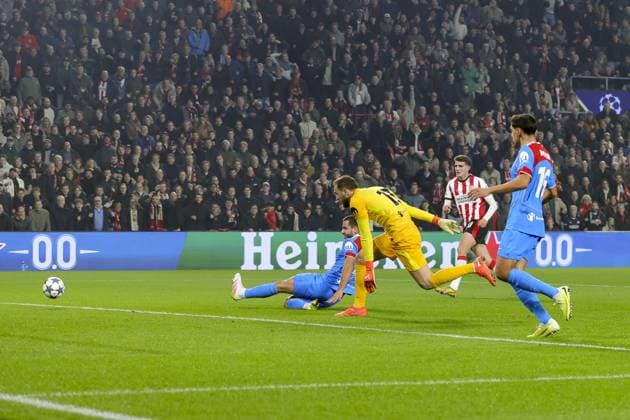 EINDHOVEN , 09-12-2025 , Philips Stadium , season 2025 2026 , Champions League football, League phase , Matchday 6 , match between PSV and Atletico Madrid , picture shows PSV player Guus Til scores 1-0 PSV - Atletico Madrid  x200083019x Copyright: