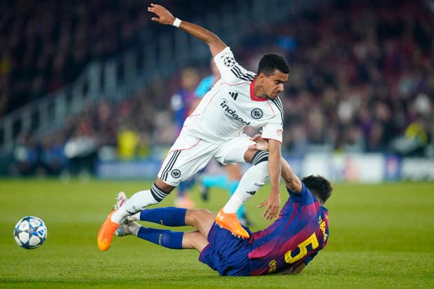 ESP: FC Barcelona, Barca v Eintracht Frankfurt. UEFA Champions League. Matchday 6. Ansgar Knauff of Eintracht Frankfurt and Pau Cubarsi of FC Barcelona during the UEFA Champions League match, between FC Barcelona and Eintracht Frankfurt, Spotify Camp Nou Stadium on December 9 2025 in Barcelona, Spain. kpng Copyright: xSergioxRuizx PS_2511209_BAR_EIN_025