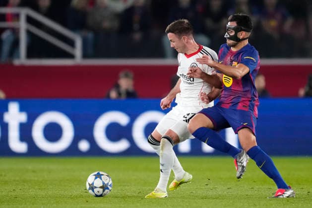 FC Barcelona, Barca v Eintracht Frankfurt - UEFA Champions League 2025 26 League Phase MD6 Mario Gotze attacking midfield of Eintracht Frankfurt and Germany and Eric Garcia centre-back of Barcelona and Spain compete for the ball during the UEFA Champions League 2025 26 League Phase MD6 match between FC Barcelona and Eintracht Frankfurt at Spotify Camp Nou on December 9, 2025 in Barcelona, Spain. Barcelona Spain  Copyright: xJosexBretonx originalFilename:bretonhernandez-fcbarcel251209_npqdJ.jpg