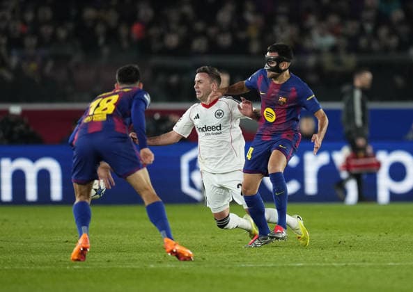 09 12 2025, xslx, Football UEFA Champions League, FC Barcelona Eintracht Frankfurt v l Gerard Martin FC Barcelona , Mario Götze Goetze Eintracht Frankfurt , Eric Garcia FC Barcelona Barcelona