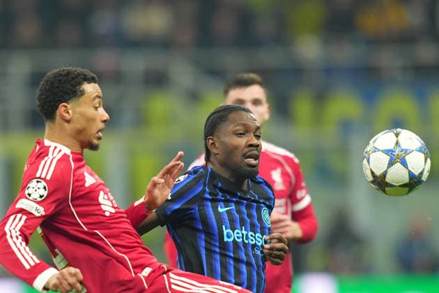 Inter Milan s Marcus Thuram fights for the ball with Liverpool™s Hugo Ekitike during the Uefa Champions League soccer match between Inter and Liverpool at the San Siro Stadium in Milan , north Italy - Tuesday , December 09 , 2025. - Soccer .  Copyright: xSpada LaPressex