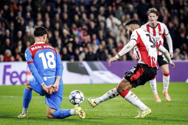 EINDHOVEN - (l-r) Marc Pubill of Atletico Madrid and Ismael Saibari of PSV Eindhoven during the UEFA Champions League match between PSV Eindhoven and AtlÃ tico Madrid at the Phillips Stadium on December 9, 2025, in Eindhoven, Netherlands. ANP SEM VAN DER WAL UEFA Champions League matchday 6 2025-2026 xVIxANPxSportx xxANPxIVx 544419764 originalFilename: 544419764.jpg