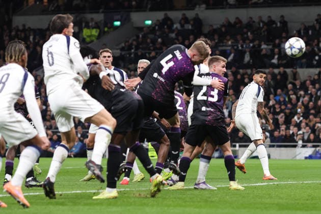 Tottenham gegen Slavia Praha 9. Dezember 2025, London Champions League Fußball Tottenham Hotspur gegen SK Slavia Praha Cristian Romero von Tottenham Hotspur schaut über seine Schulter, als David Zima von Slavia Praha ein Eigentor für das erste Tottenham-Tor erzielt Foto Charlotte Wilson Abseits London UK  Copyright: xCharlottexWilsonx xOffsidexOffside